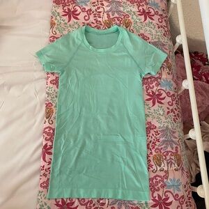 Lululemon swiftly tech shirt size 2